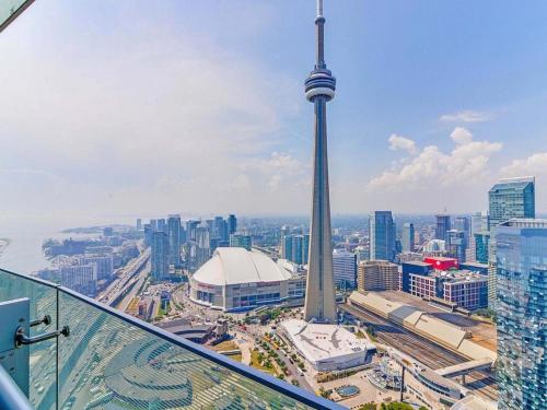 B&B Toronto - Presidential 2Br plus 1 Condo, Entertainment District - Downtown with CN Tower View, Balcony, Pool & Hot Tub - Bed and Breakfast Toronto