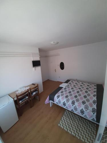 Double Room image 4