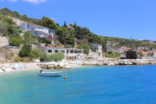 Foto 1: Apartments by the sea Sumpetar, Omis - 13324