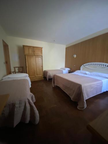 1 queen bed, 2 twin beds