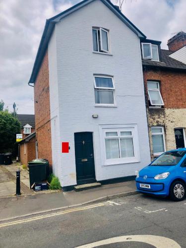 Charming Town centre 3 double beds home free parking - Tap to explore photos