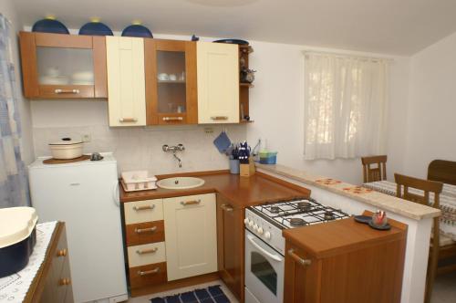 Konyha, Apartment Vela Farska 2897b in Nerezisca