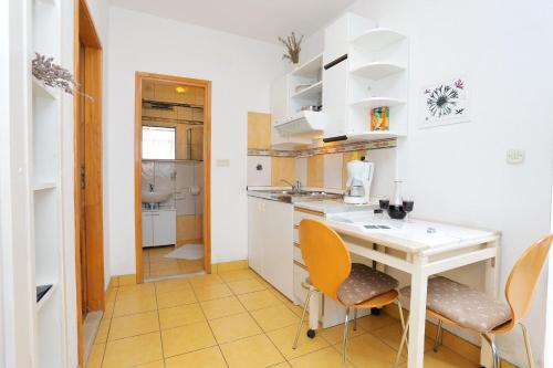 Apartment Postira 2913b - image 3