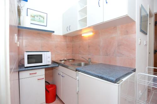 Apartments by the sea Okrug Donji Ciovo - 2977 - image 12