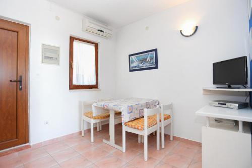 Apartments by the sea Okrug Donji Ciovo - 2977 - image 2