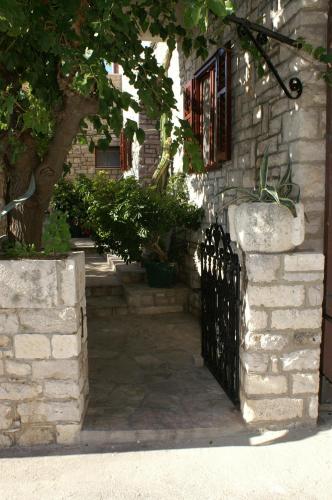 Apartments by the sea Bol Brac - 2905 - image 11