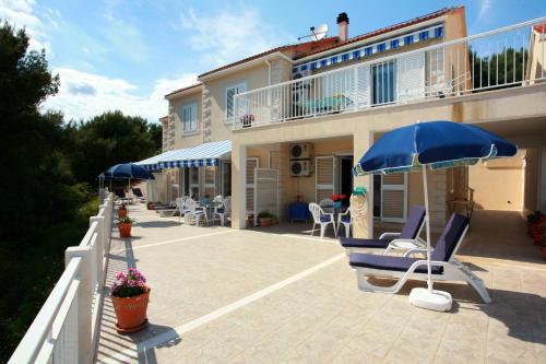  Apartments by the sea Sumartin, Brac - 2940, Pension in Sumartin