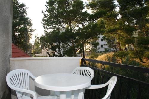 One-Bedroom Apartment with Balcony image 2