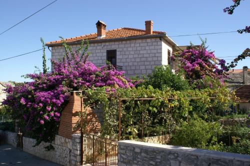 Apartments with a parking space Supetar Brac - 2840 