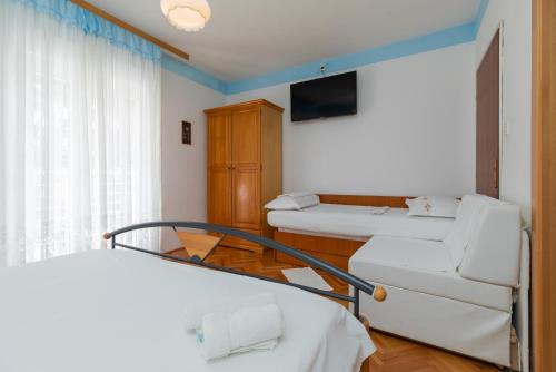 Two-Bedroom Apartment with Terrace and Sea View room in Apartments by the sea Duce Omis - 2992