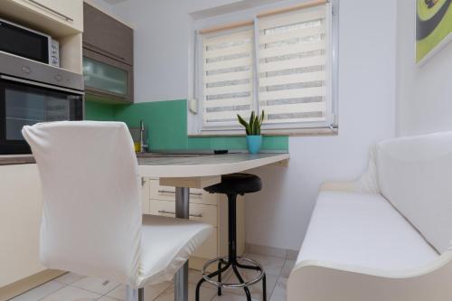 Two-Bedroom Apartment with Terrace and Sea View image 5
