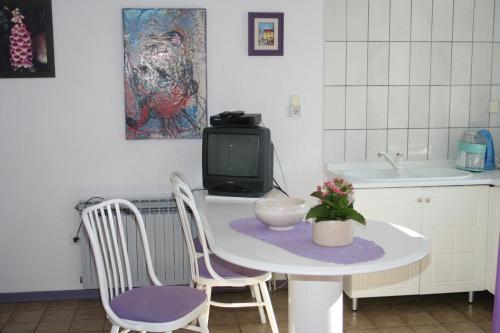 Apartments and rooms with WiFi Bol, Brac - 2875