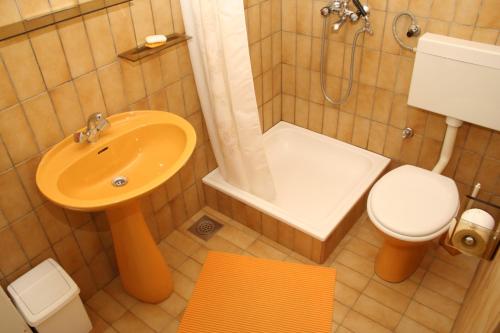 Apartments and rooms with WiFi Bol, Brac - 2875