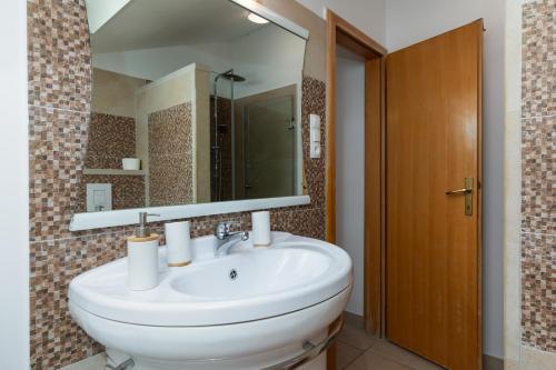 Two-Bedroom Apartment with Terrace and Sea View image 10