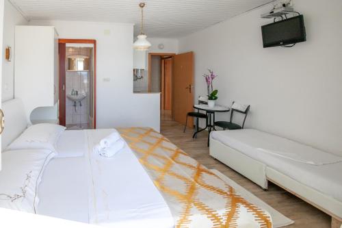 Studio with Terrace and Sea View image 7
