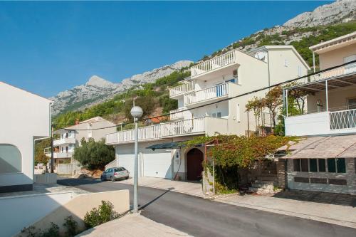  Apartments with a parking space Pisak, Omis - 2827 in Mimice