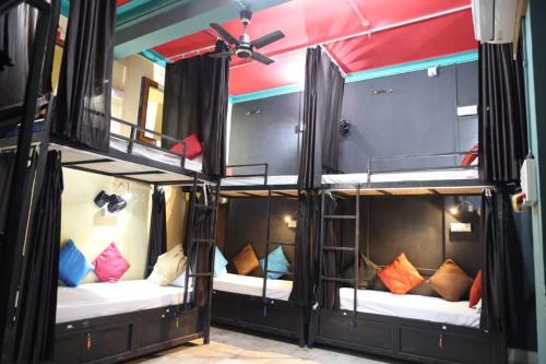 Bunk Bed in Mixed Dormitory Room image 8