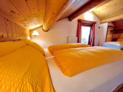 1 queen bed, 1 twin bed, 1 sofa bed