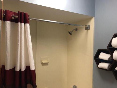 HomeTowne Studios By Red Roof Augusta - image 7