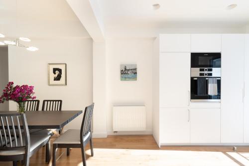 Wonderful Central Athens 2 Bedroom 2 Bath Sleeps 8, Афины