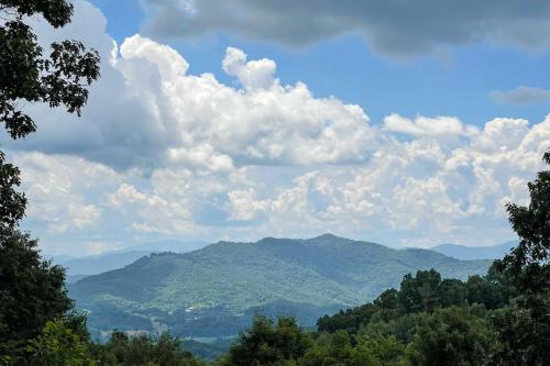 Luxe Cataloochee Cabin with Epic Mountain Views! in Waynesville, USA