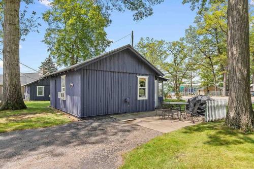 Cozy pet friendly cabin with dock, firepit, bikes, grill