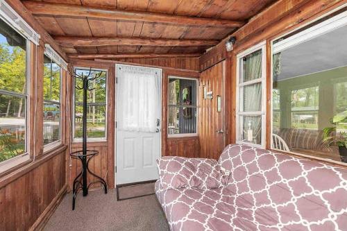 Cozy pet friendly cabin with dock, firepit, bikes, grill