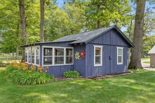 Cozy pet friendly cabin with dock, firepit, bikes, grill