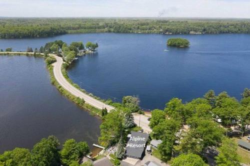 Cozy pet friendly cabin with dock, firepit, bikes, grill