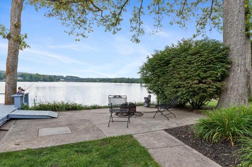 Waterfront Suite centrally located w/ private dock