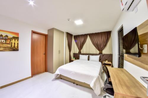 Double Room with Balcony image 4