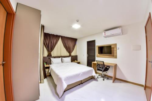 Double Room with Balcony image 5
