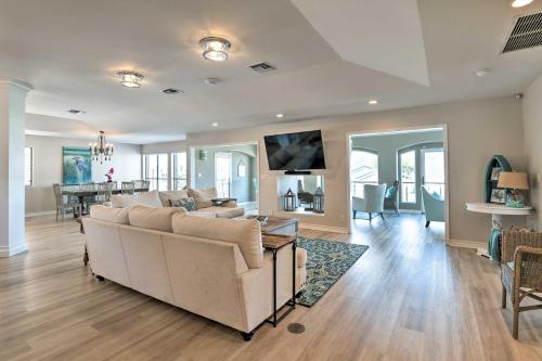 Gorgeous Waterfront Home Near Rockport Beach! - image 8