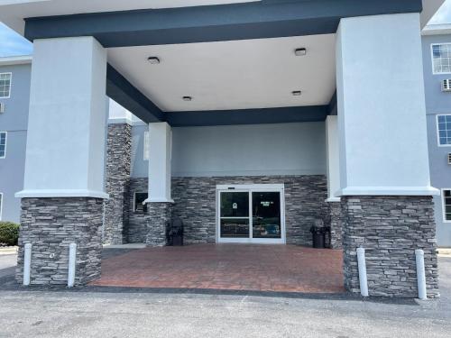 Ashton Inn & Suites - image 19