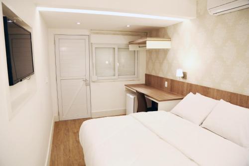 Standard Queen Room image 4