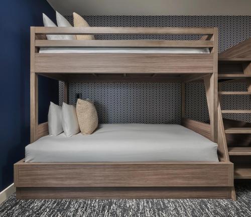 Two Bedroom Peak Residence with King and Bunk Beds