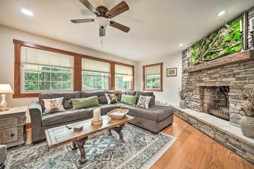 Fun Pet-Friendly Highlands Retreat with Fenced Yard! in ไฮแลนด์ (นอร์ทคาโรไลน่า)