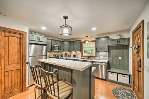 Fun Pet-Friendly Highlands Retreat with Fenced Yard! in ไฮแลนด์ (นอร์ทคาโรไลน่า)