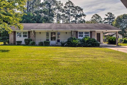 Cozy Waycross House with Yard and Screened Patio!