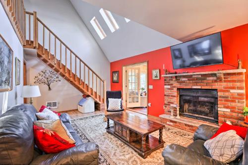 Pet-Friendly Tobyhanna Home with Dock and Lake Views! in Tobyhanna, USA