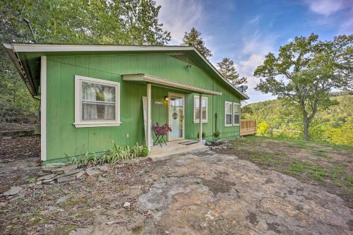Private Eureka Springs Retreat with Hot Tub! in Eureka Springs, USA