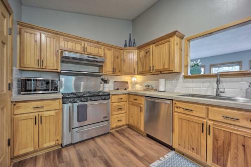 Private Eureka Springs Retreat with Hot Tub! in Eureka Springs, USA