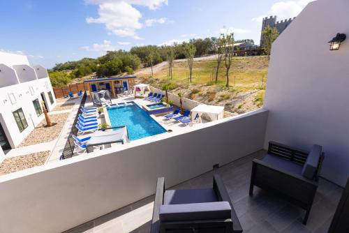 Balcony/terrace, The Bentley Hotel on 290 in Johnson City (TX)