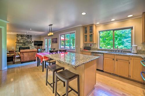 Beautiful Wine Country Home w/ Hot Tub & Lake View in Cottage Lake (WA)