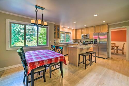 Beautiful Wine Country Home w/ Hot Tub & Lake View in Cottage Lake (WA)