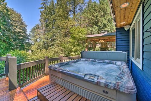 Beautiful Wine Country Home w/ Hot Tub & Lake View in Cottage Lake (WA)