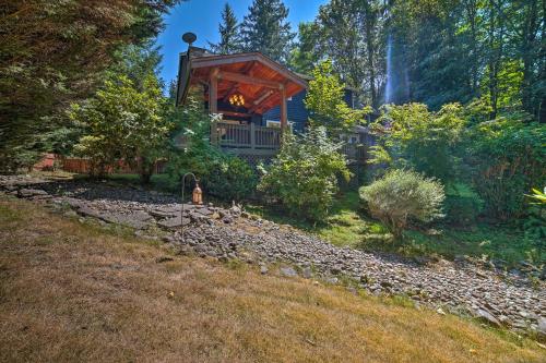 Beautiful Wine Country Home w/ Hot Tub & Lake View in Cottage Lake (WA)