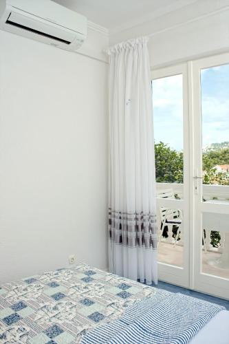 Double Room with Balcony and Sea View image 8