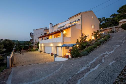 Apartments by the sea Tisno, Murter - 3209