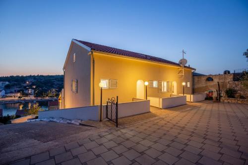  Apartments by the sea Tisno, Murter - 3209 in Tisno